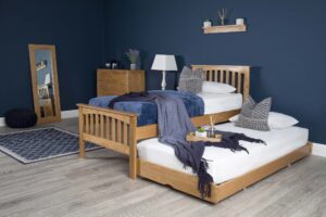 Ninaka Solid Oak Guest Bed – 3ft Single, B Grade (Mixed Spindles)